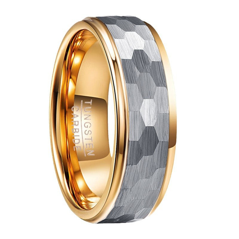 Herrenring aus Wolframcarbid in Silber-Grau matt mit sechseckigem Facettenschliff & goldener Innenseite – 8 mm, gravurfähig