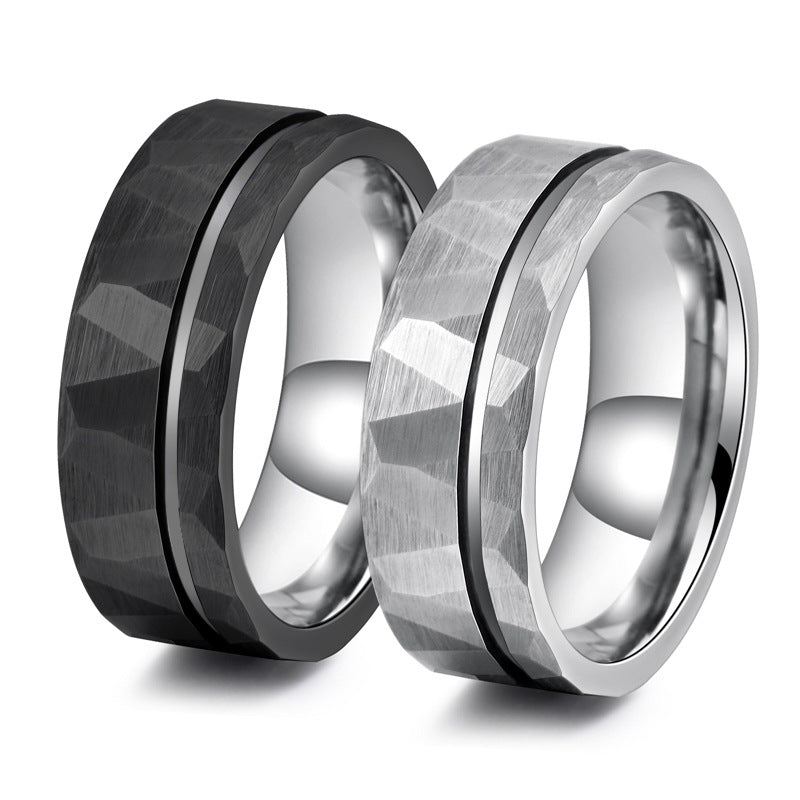 Herrenring aus Wolframcarbid mit flacher gehämmerter Oberfläche – 8 mm, Schwarz/Silber/Gold, gravurfähig