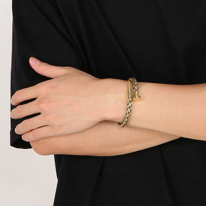 Lederarmband mit Edelstahl-Nieten und Magnetverschluss