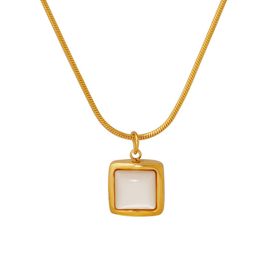 Minimalistische Quadrat Halskette mit weißem Muschel-Anhänger | Titanstahl 18k Gold oder Stahlfarben | Understated Schmuckdesign | Skandinavischer Style