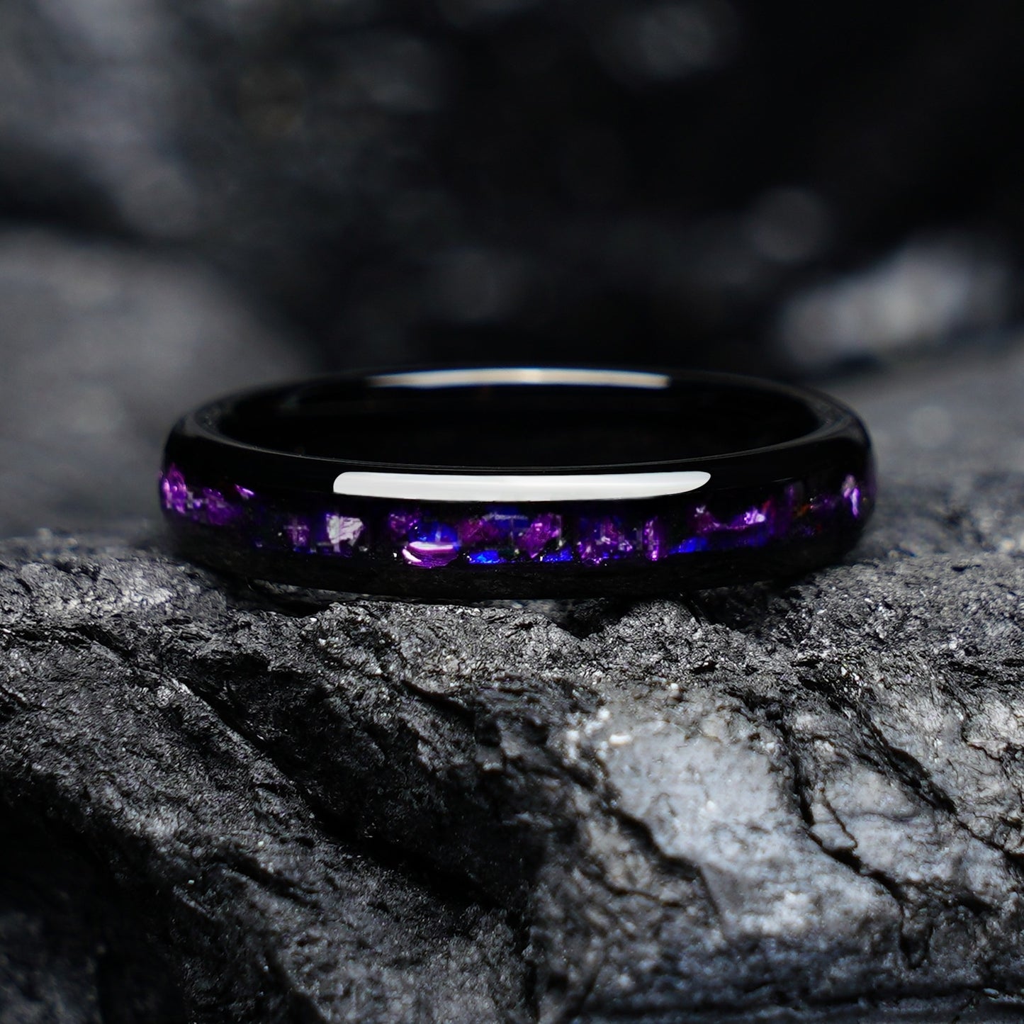 Romantischer Damen-Ehering aus schwarz plattiertem Wolframcarbid, 4 mm, mit violetten/blauen Splittersteinen