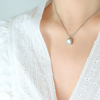 Minimalistische Quadrat Halskette mit weißem Muschel-Anhänger | Titanstahl 18k Gold oder Stahlfarben | Understated Schmuckdesign | Skandinavischer Style