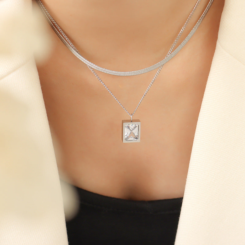 Zirkonia-Würfel Anhänger mit Doppelkette | Titanstahl Schmuck in 18K Gold oder Hochglanz-Silber - Stapelbares Statement