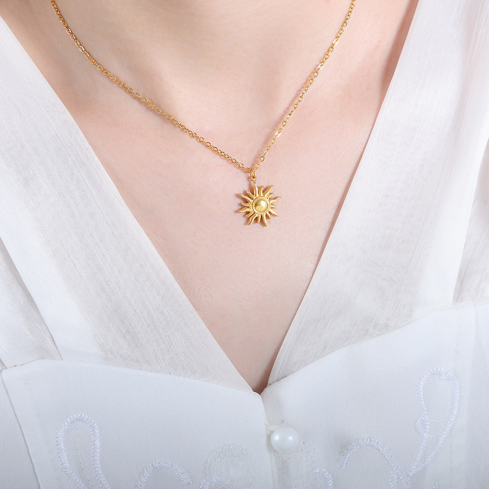 Kleine Sonnen-Anhängerkette aus 18k vergoldetem Edelstahl – stylischer Schmuck mit Symbolkraft