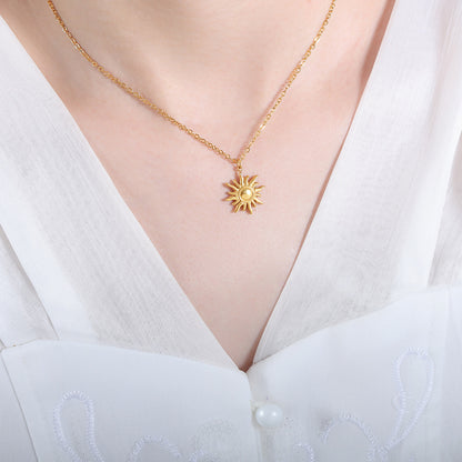 Kleine Sonnen-Anhängerkette aus 18k vergoldetem Edelstahl – stylischer Schmuck mit Symbolkraft