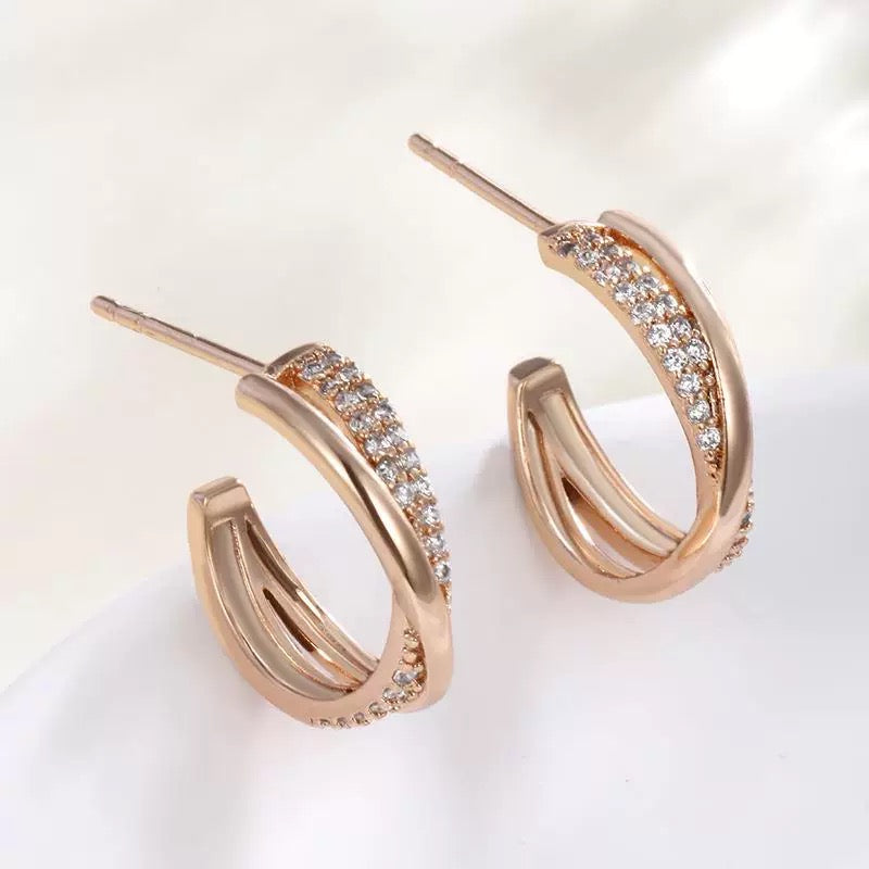 Verdrehte Kreuz-Ohrstecker 18K Gold vergoldet | Zirkonia Schmuck | Elegante Ohrringe