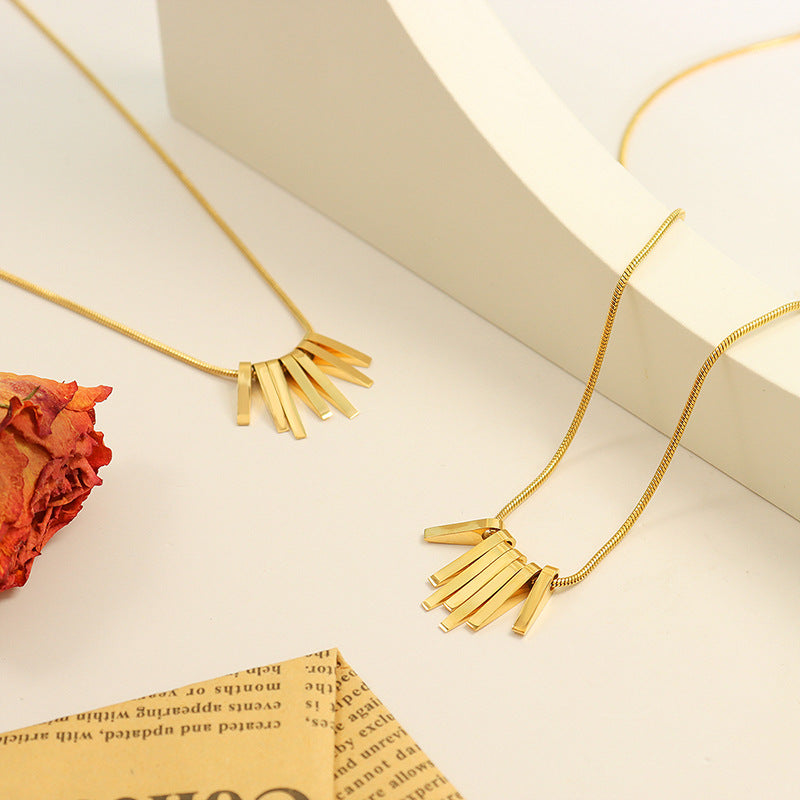 Moderne Geometrie-Halskette – Minimalistisches Würfel-Design in Gold oder Silber