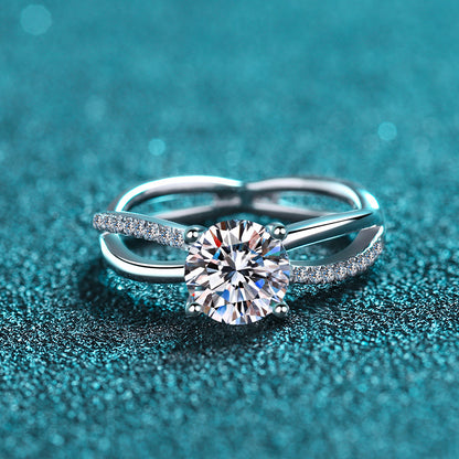 Vierkrallen Zirkonia Ring (1ct) mit verschlungenem Kabelband – 925er Sterlingsilber rhodiniert