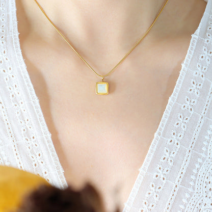 Minimalistische Quadrat Halskette mit weißem Muschel-Anhänger | Titanstahl 18k Gold oder Stahlfarben | Understated Schmuckdesign | Skandinavischer Style