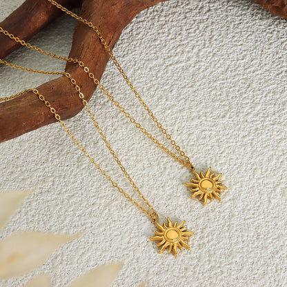 Kleine Sonnen-Anhängerkette aus 18k vergoldetem Edelstahl – stylischer Schmuck mit Symbolkraft