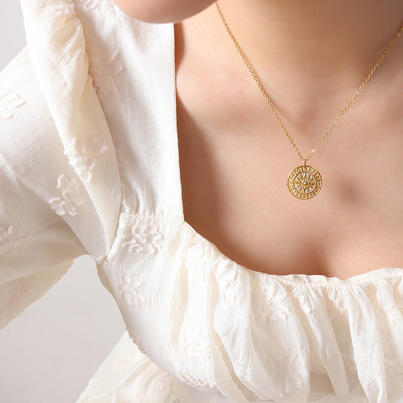 Retro-Medaille-Anhänger mit Zirkonia & Relief-Zifferblatt – Edelstahlkette in Gold oder Silber