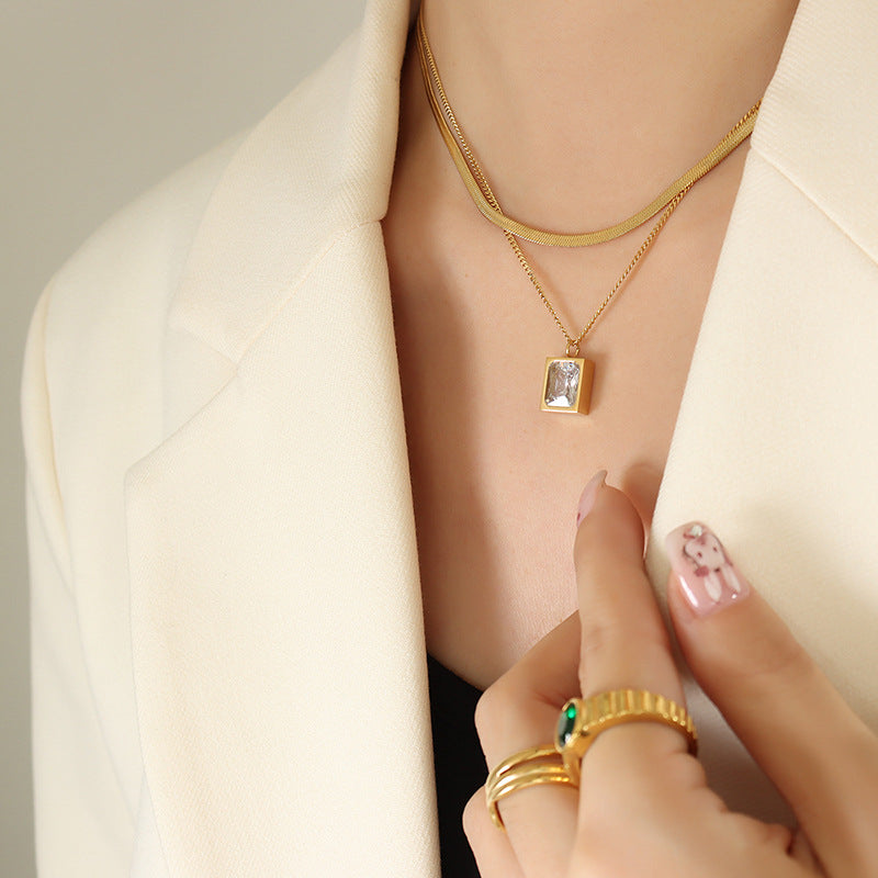 Zirkonia-Würfel Anhänger mit Doppelkette | Titanstahl Schmuck in 18K Gold oder Hochglanz-Silber - Stapelbares Statement