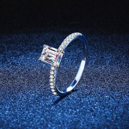 Radiant-Schliff Zirkonia Ring mit 4-Klauenfassung | 1ct Hauptstein (5x7mm) in Pavé-Sterlingsilber mit Rhodiumplattierung
