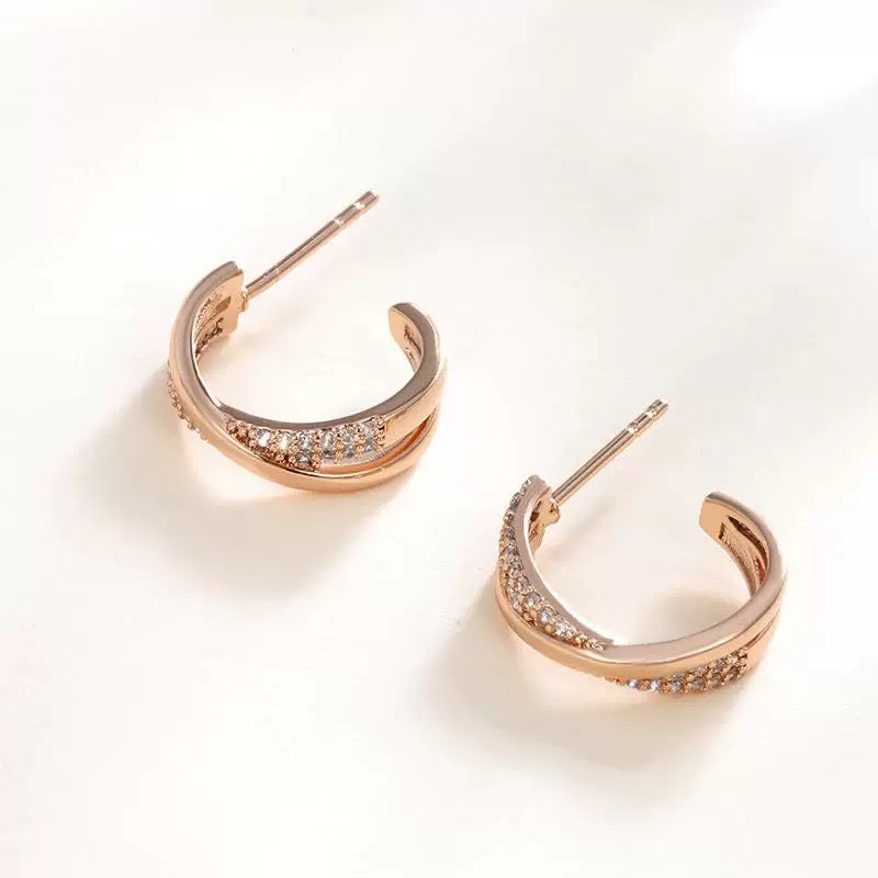 Verdrehte Kreuz-Ohrstecker 18K Gold vergoldet | Zirkonia Schmuck | Elegante Ohrringe