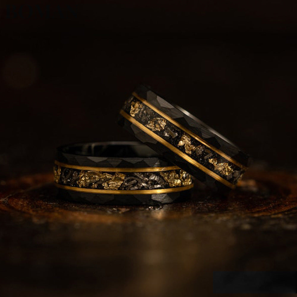 Herrenring aus Wolframcarbid, 8 mm, flach mit Hammerschlag-Struktur, schwarz plattiert, mit Meteoriteneinlage und Gold-Platin-Akzenten