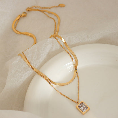 Zirkonia-Würfel Anhänger mit Doppelkette | Titanstahl Schmuck in 18K Gold oder Hochglanz-Silber - Stapelbares Statement