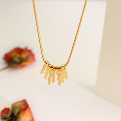 Moderne Geometrie-Halskette – Minimalistisches Würfel-Design in Gold oder Silber