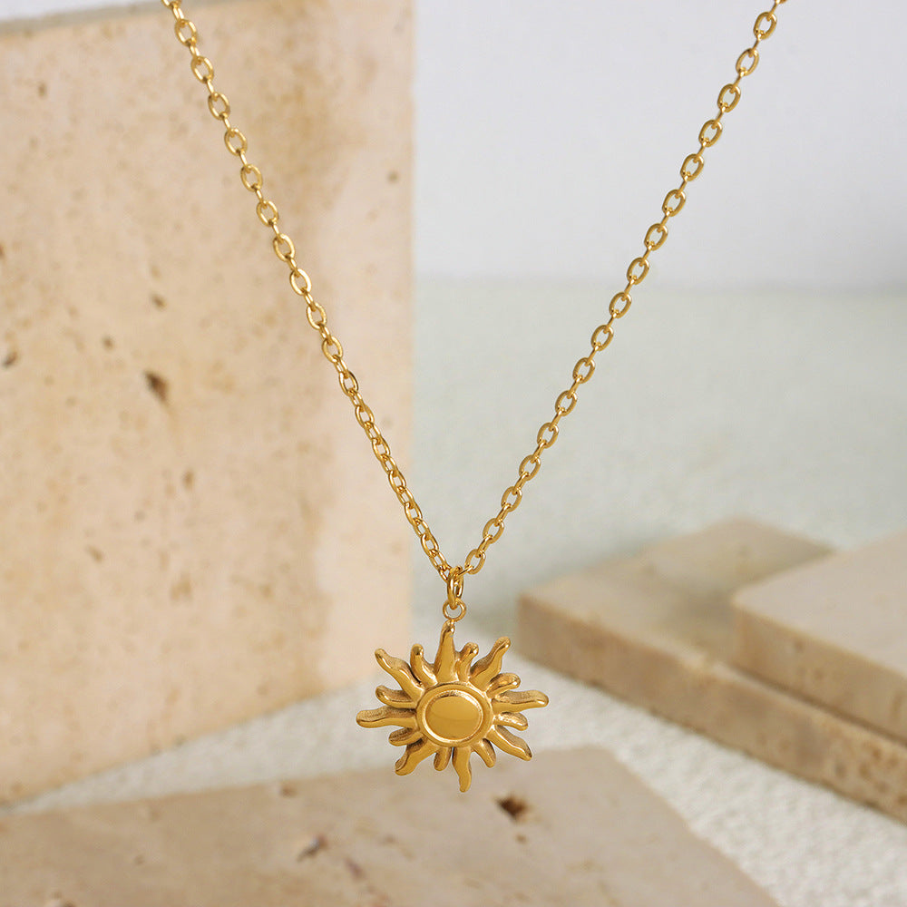 Kleine Sonnen-Anhängerkette aus 18k vergoldetem Edelstahl – stylischer Schmuck mit Symbolkraft
