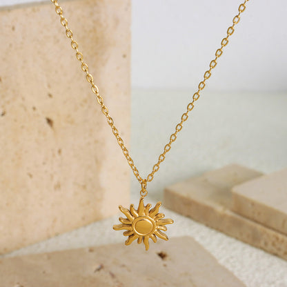 Kleine Sonnen-Anhängerkette aus 18k vergoldetem Edelstahl – stylischer Schmuck mit Symbolkraft