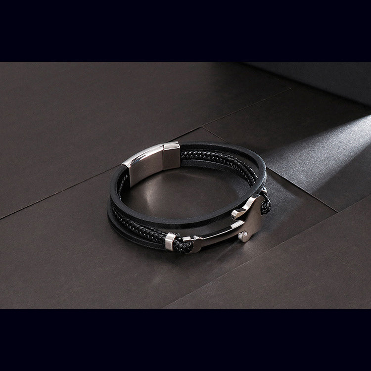 Titanstahl-Armband mit Mini-Gitarrenanhänger – Mehrlagiges geflochtenes Lederband im Vintage-Design
