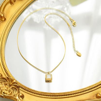 Minimalistische Quadrat Halskette mit weißem Muschel-Anhänger | Titanstahl 18k Gold oder Stahlfarben | Understated Schmuckdesign | Skandinavischer Style