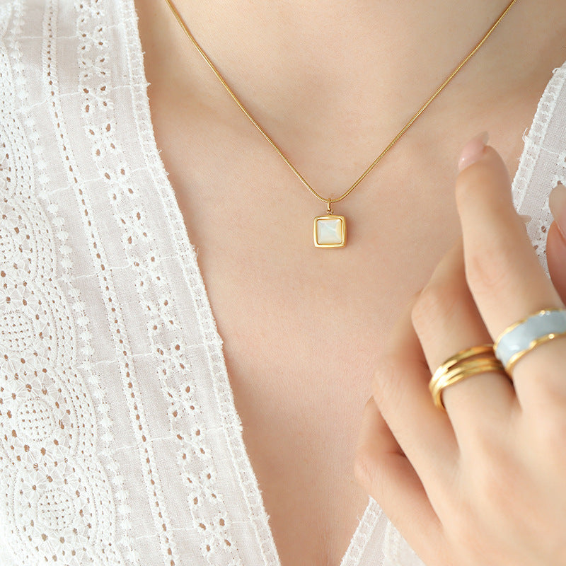 Minimalistische Quadrat Halskette mit weißem Muschel-Anhänger | Titanstahl 18k Gold oder Stahlfarben | Understated Schmuckdesign | Skandinavischer Style