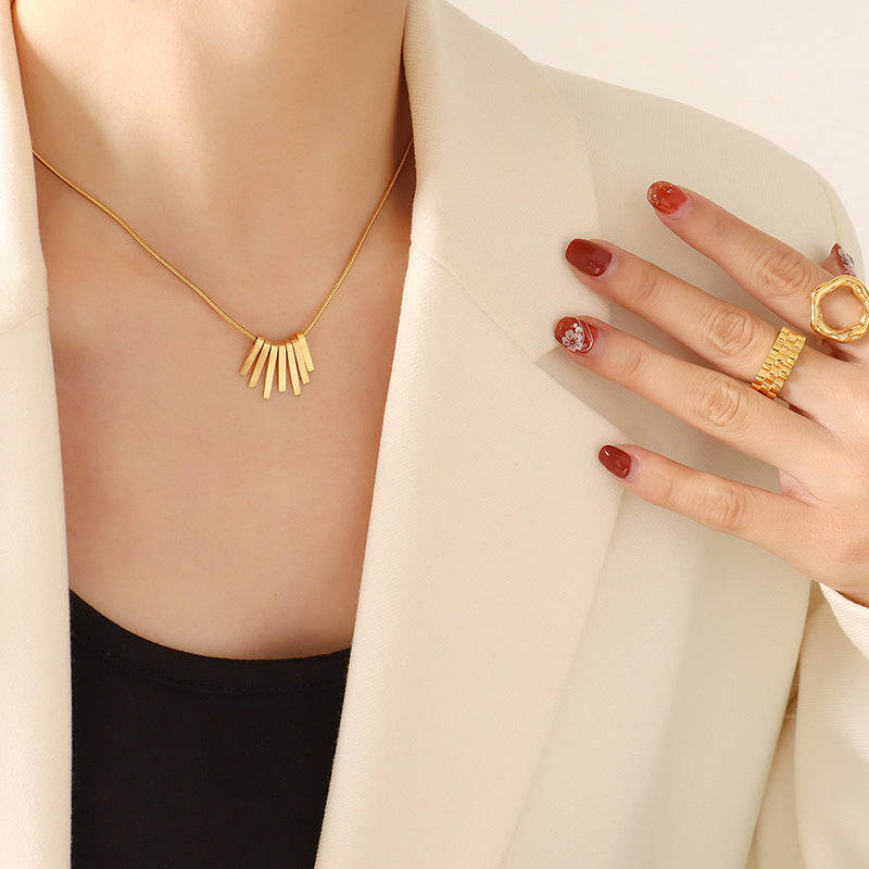 Moderne Geometrie-Halskette – Minimalistisches Würfel-Design in Gold oder Silber