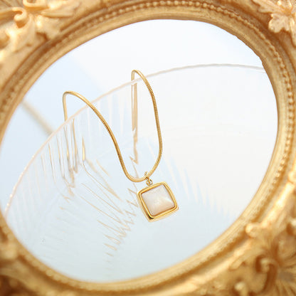 Minimalistische Quadrat Halskette mit weißem Muschel-Anhänger | Titanstahl 18k Gold oder Stahlfarben | Understated Schmuckdesign | Skandinavischer Style