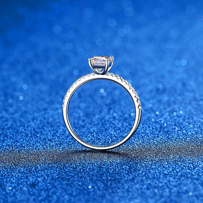 Radiant-Schliff Zirkonia Ring mit 4-Klauenfassung | 1ct Hauptstein (5x7mm) in Pavé-Sterlingsilber mit Rhodiumplattierung