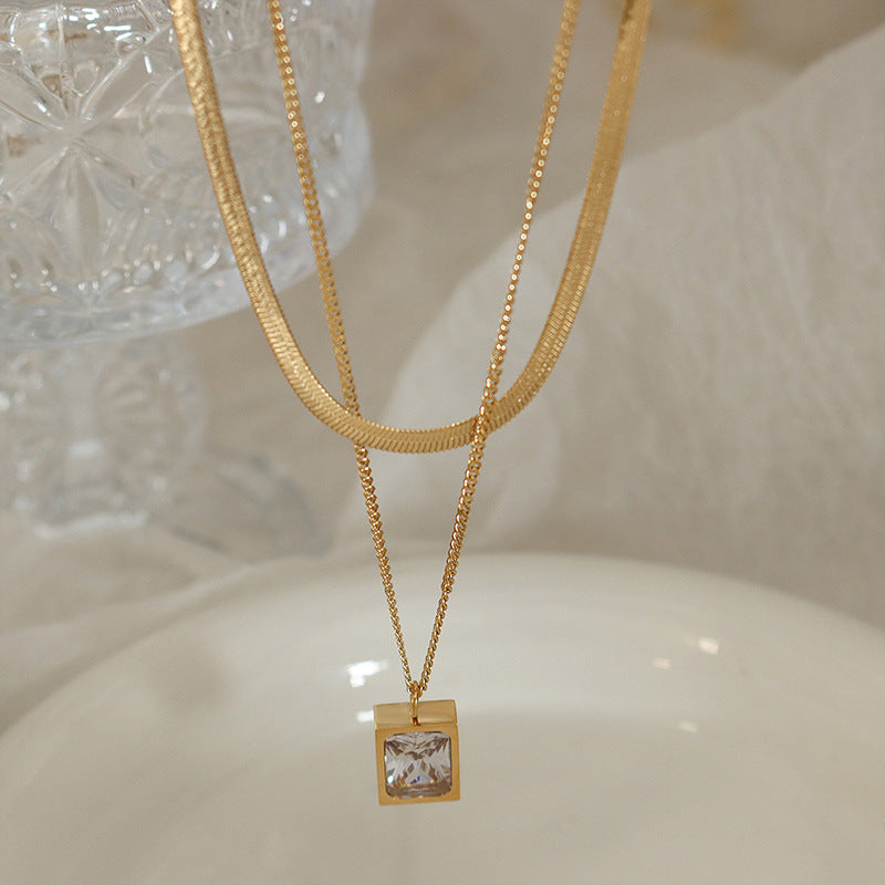 Zirkonia-Würfel Anhänger mit Doppelkette | Titanstahl Schmuck in 18K Gold oder Hochglanz-Silber - Stapelbares Statement