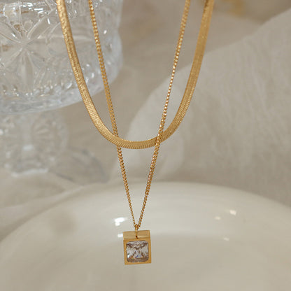 Zirkonia-Würfel Anhänger mit Doppelkette | Titanstahl Schmuck in 18K Gold oder Hochglanz-Silber - Stapelbares Statement