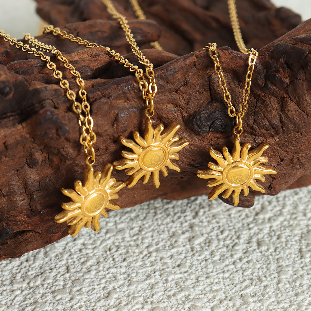 Kleine Sonnen-Anhängerkette aus 18k vergoldetem Edelstahl – stylischer Schmuck mit Symbolkraft