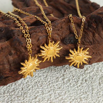 Kleine Sonnen-Anhängerkette aus 18k vergoldetem Edelstahl – stylischer Schmuck mit Symbolkraft