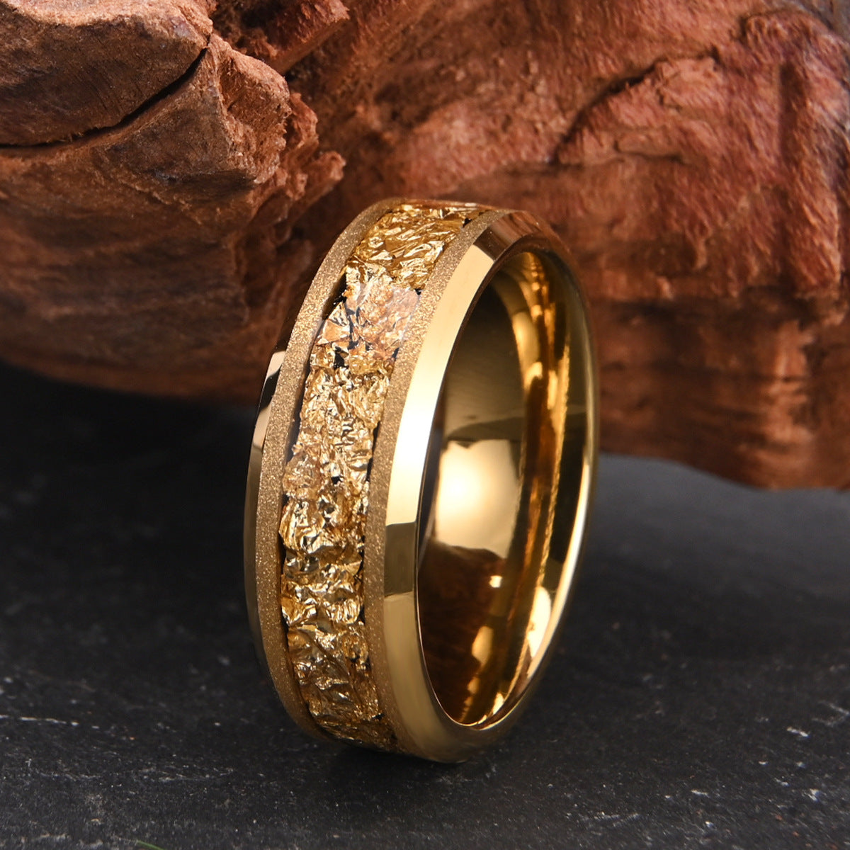 Herrenring aus Wolframcarbid, 8 mm, goldfarben sandgestrahlt und plattiert, mit eingelegter Goldfolie