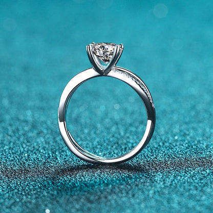Vierkrallen Zirkonia Ring (1ct) mit verschlungenem Kabelband – 925er Sterlingsilber rhodiniert