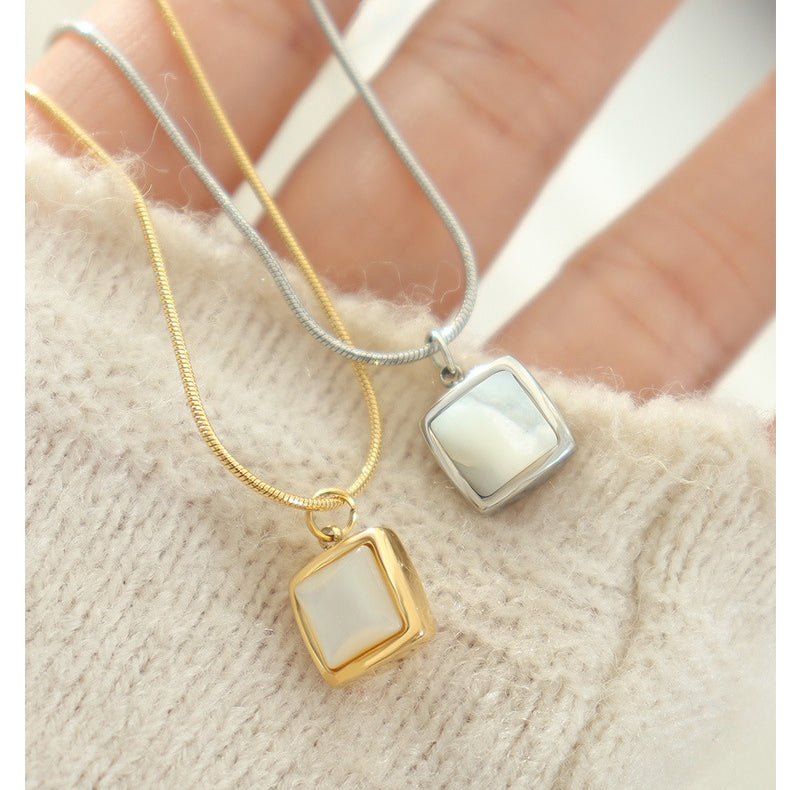 Minimalistische Quadrat Halskette mit weißem Muschel-Anhänger | Titanstahl 18k Gold oder Stahlfarben | Understated Schmuckdesign | Skandinavischer Style
