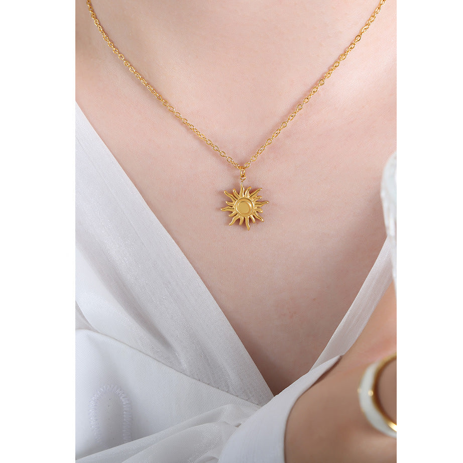 Kleine Sonnen-Anhängerkette aus 18k vergoldetem Edelstahl – stylischer Schmuck mit Symbolkraft