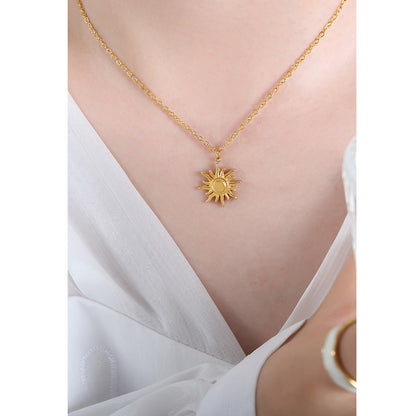Kleine Sonnen-Anhängerkette aus 18k vergoldetem Edelstahl – stylischer Schmuck mit Symbolkraft