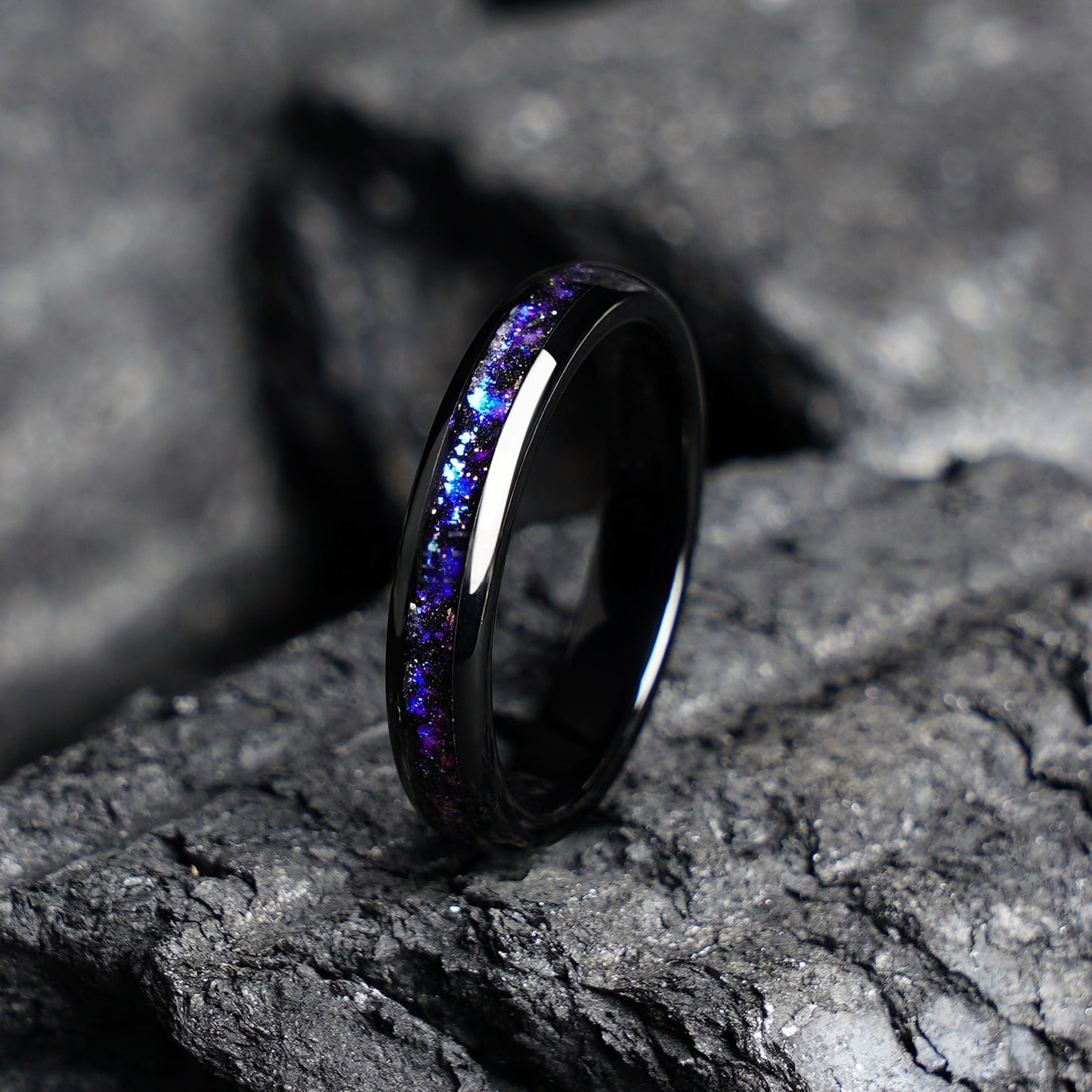 Romantischer Damen-Ehering aus schwarz plattiertem Wolframcarbid, 4 mm, mit violetten/blauen Splittersteinen