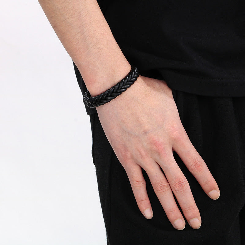 Schlichtes Lederarmband für Herren mit Edelstahl – Handgeflochten & Minimalistisch