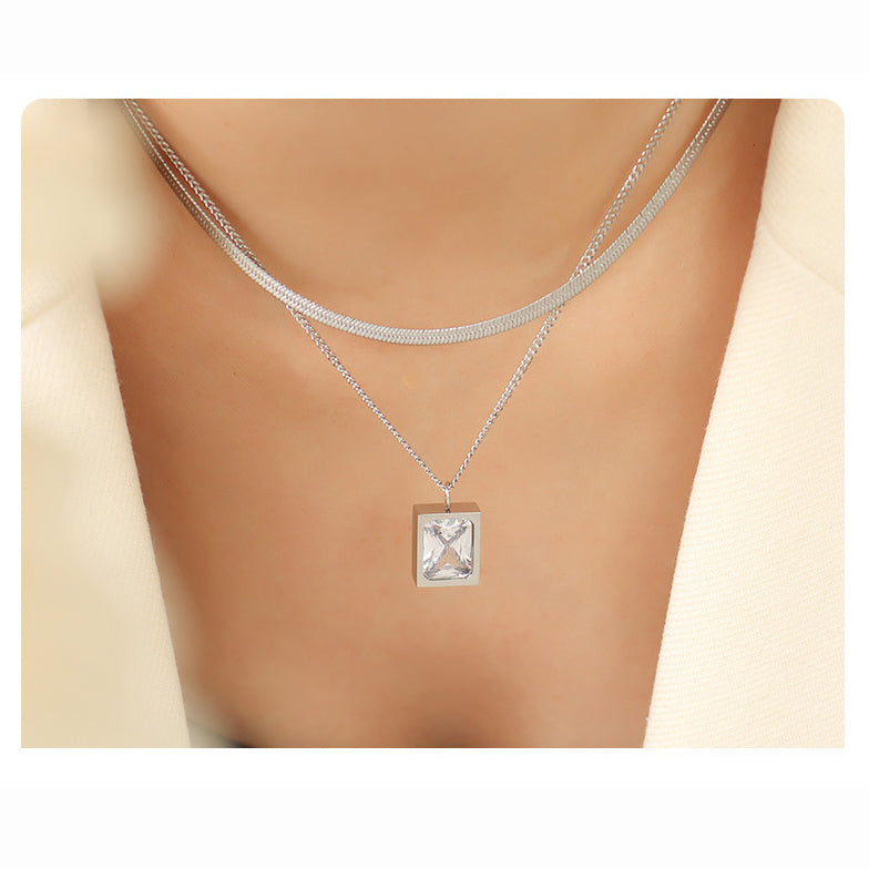 Zirkonia-Würfel Anhänger mit Doppelkette | Titanstahl Schmuck in 18K Gold oder Hochglanz-Silber - Stapelbares Statement