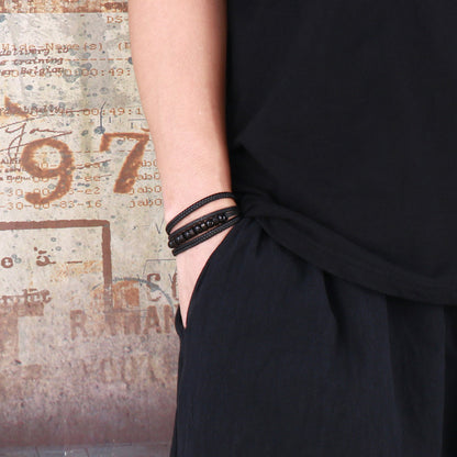 Mehrlagiges schwarzes Lederarmband mit Edelstahl-Akzenten – Handgeflochtener Unikatschmuck